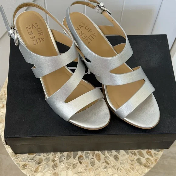 Naturalizer Heels Dee Silver Metallic Strappy Size 7W Wide Slingback - Picture 2 of 16